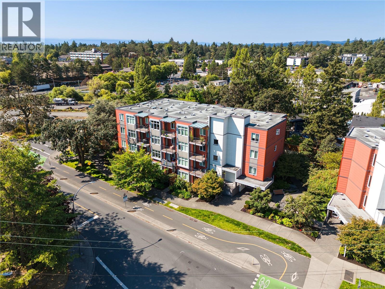 102 4030 Borden Street, Saanich