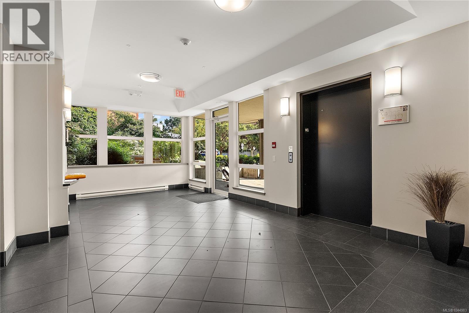 102 4030 Borden Street, Saanich