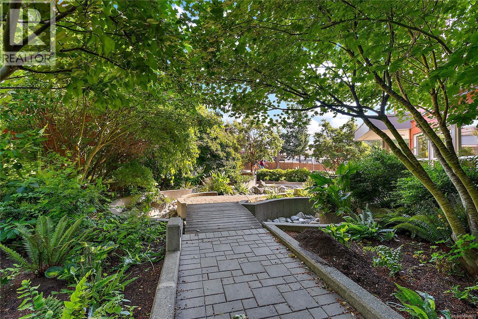 102 4030 Borden Street, Saanich