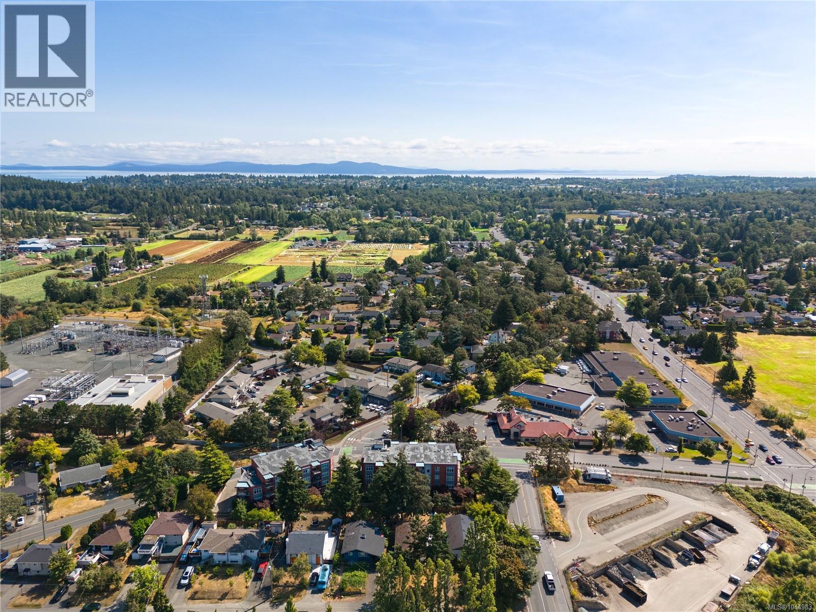 102 4030 Borden Street, Saanich