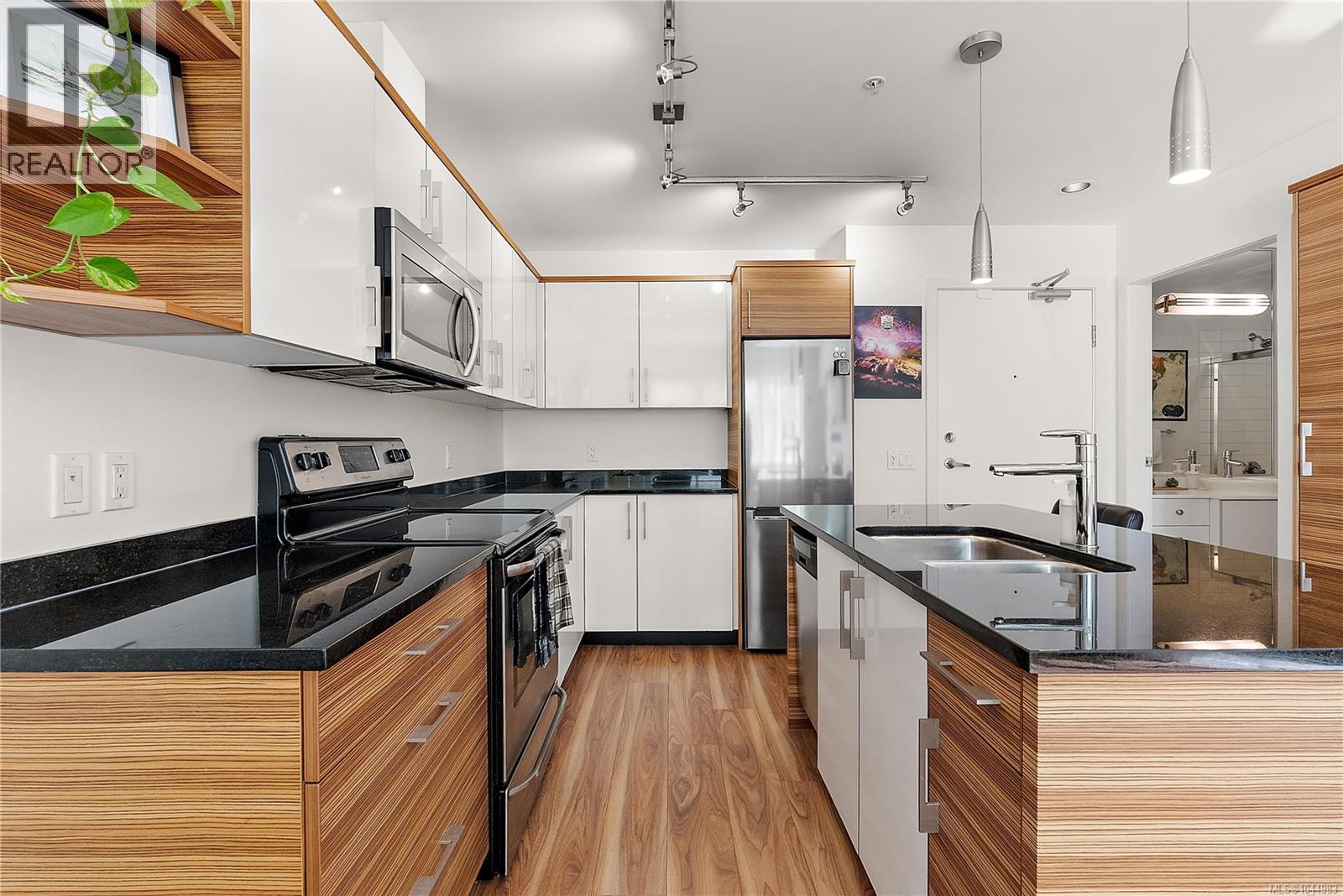 102 4030 Borden Street, Saanich