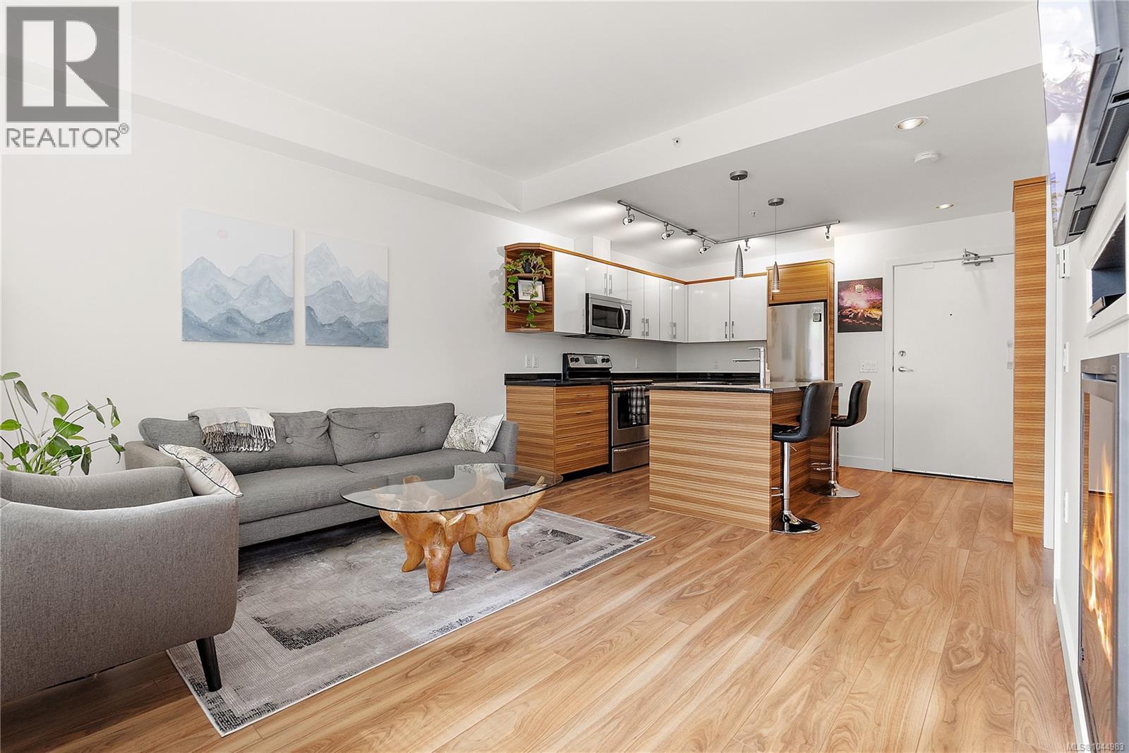 102 4030 Borden Street, Saanich