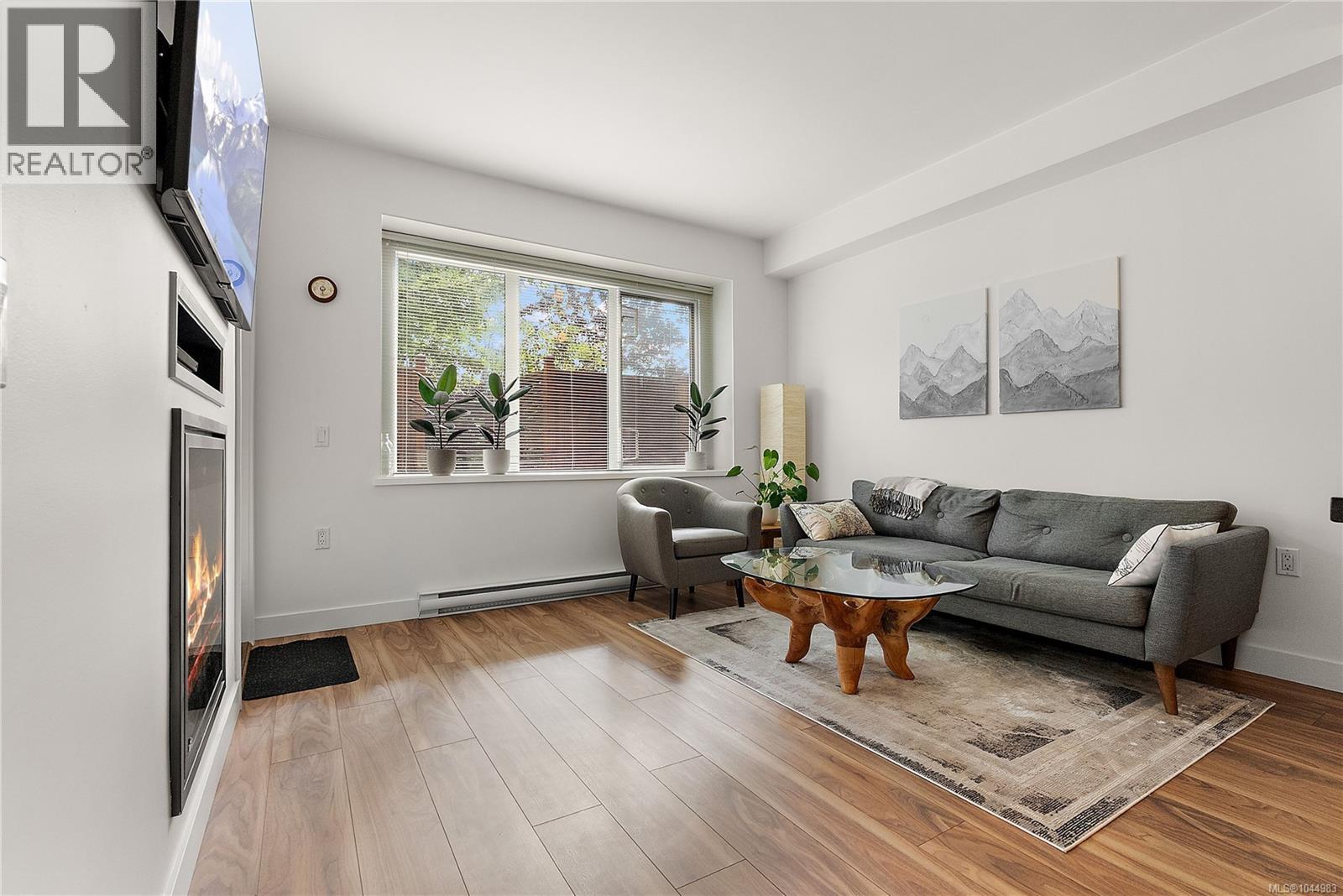 102 4030 Borden Street, Saanich