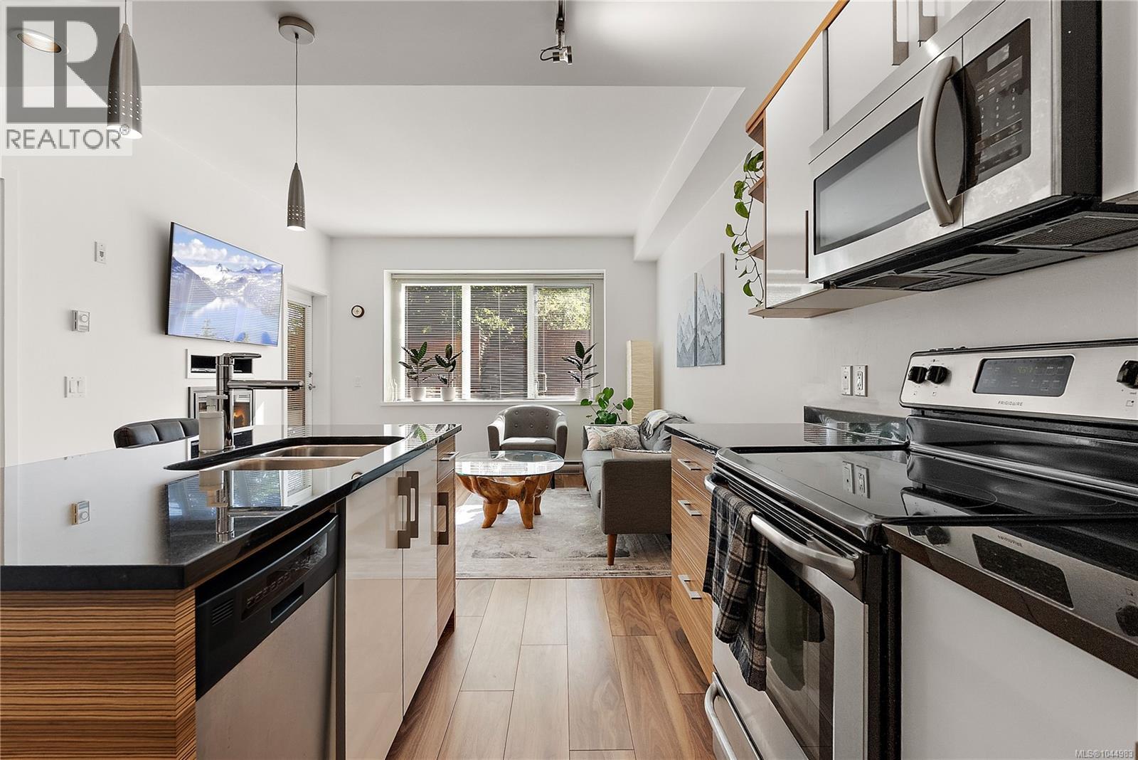 102 4030 Borden Street, Saanich