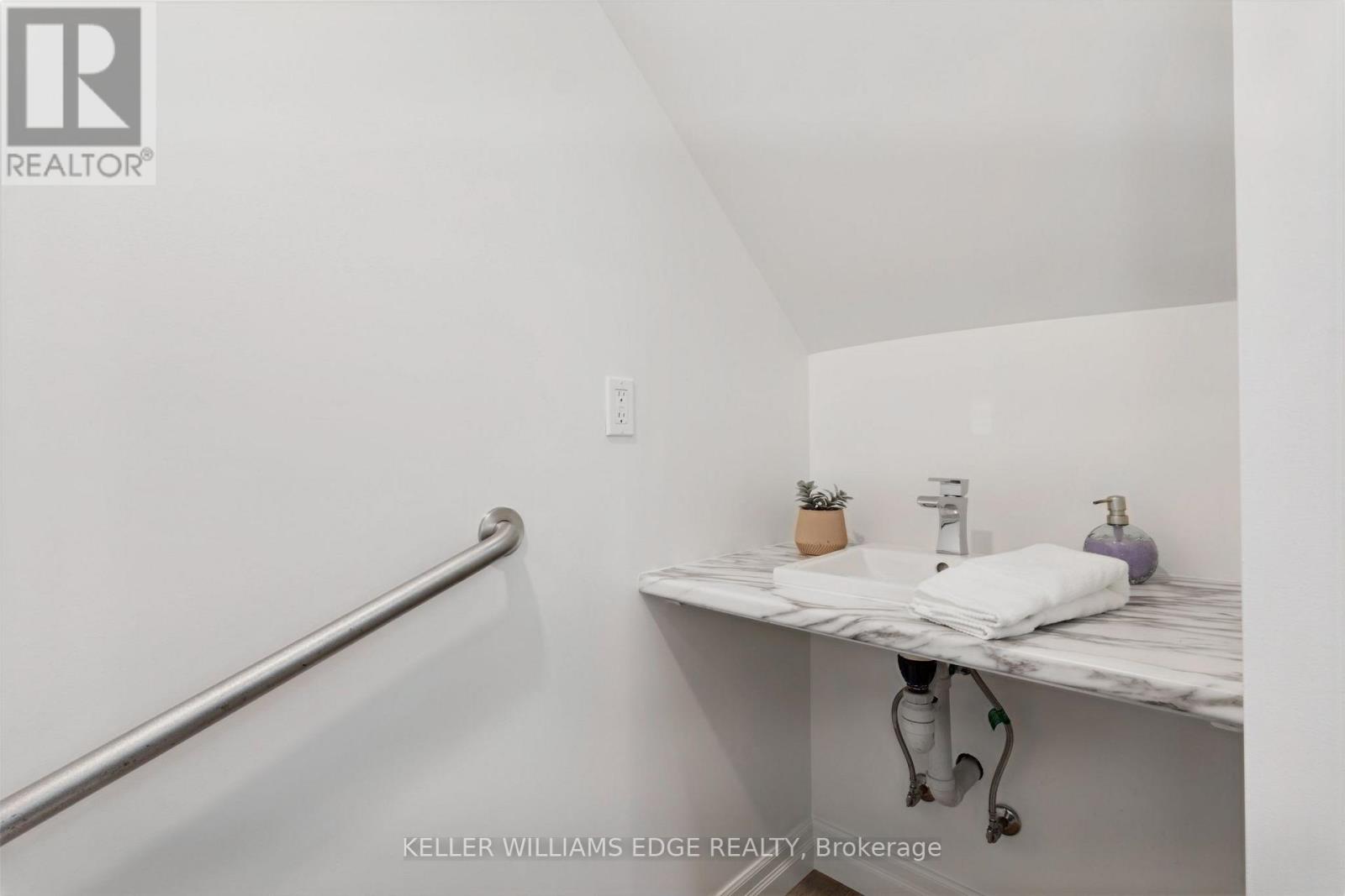 21 KERMAN AVENUE - 21
