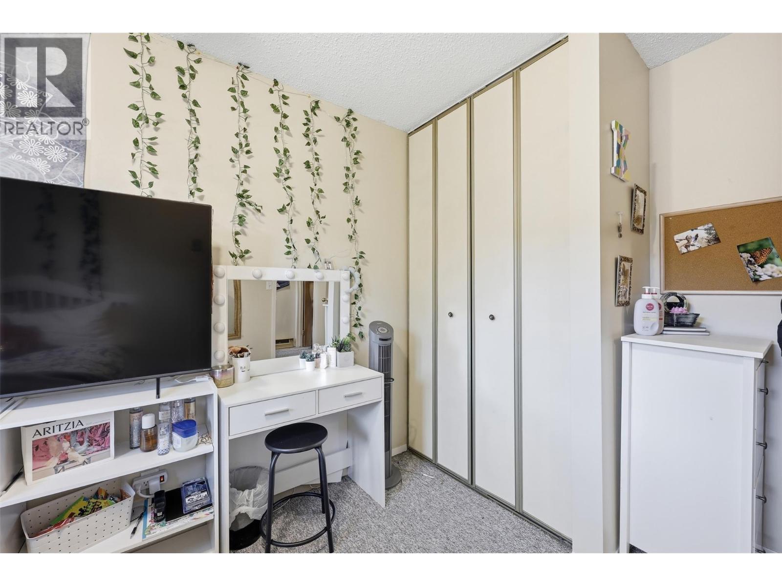 #8 1605 SUMMIT Drive - 18