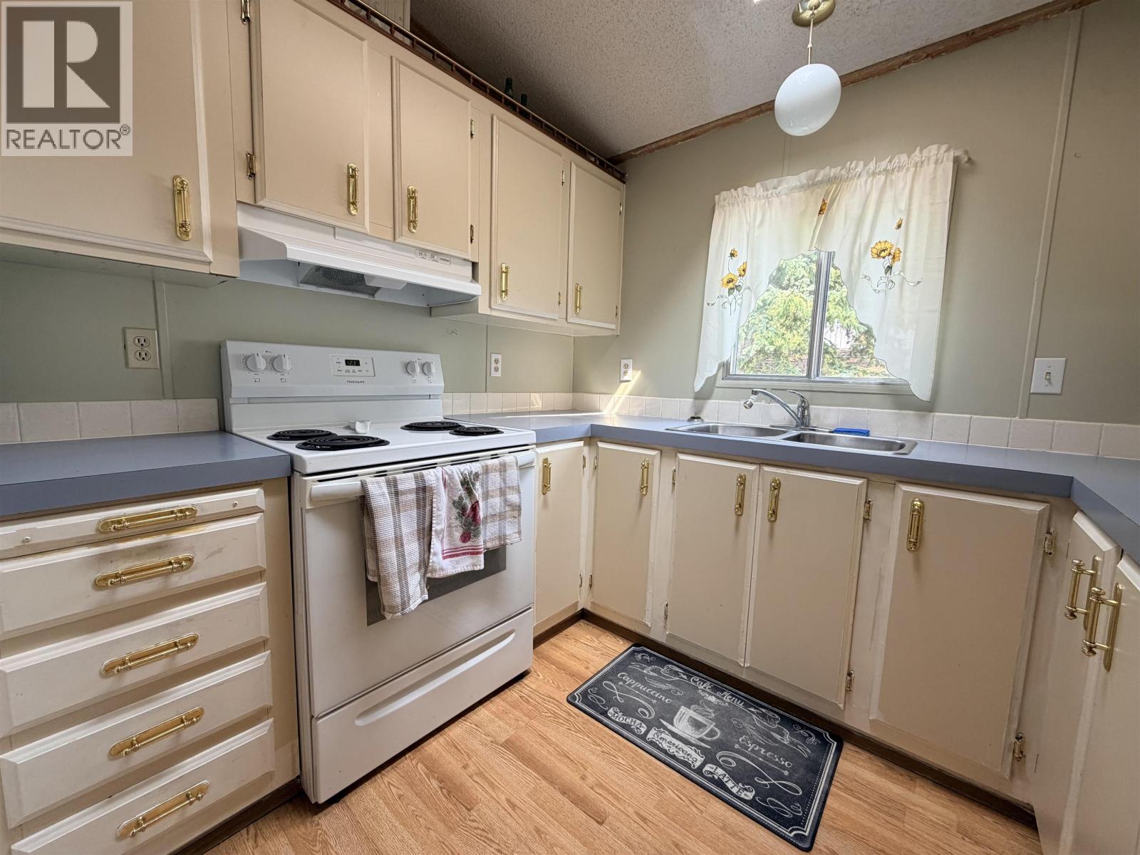 #10 2155 COMMODORE CRESCENT - 3