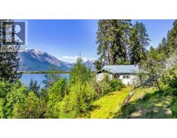 8281 Hwy 3a, Sirdar, BC V0B2C0 Photo 14