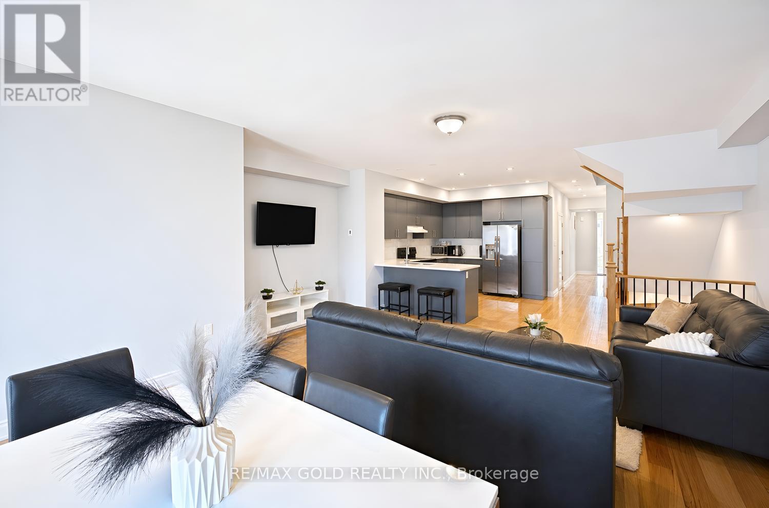 4 KIERNAN CRESCENT N - 14