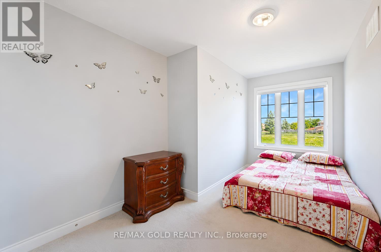 4 KIERNAN CRESCENT N - 32