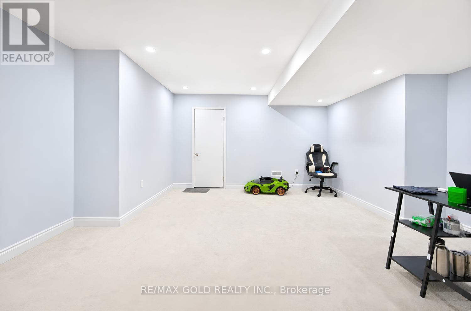 4 KIERNAN CRESCENT N - 40
