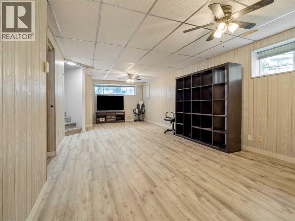 204 Mt Rundle Road W - 32