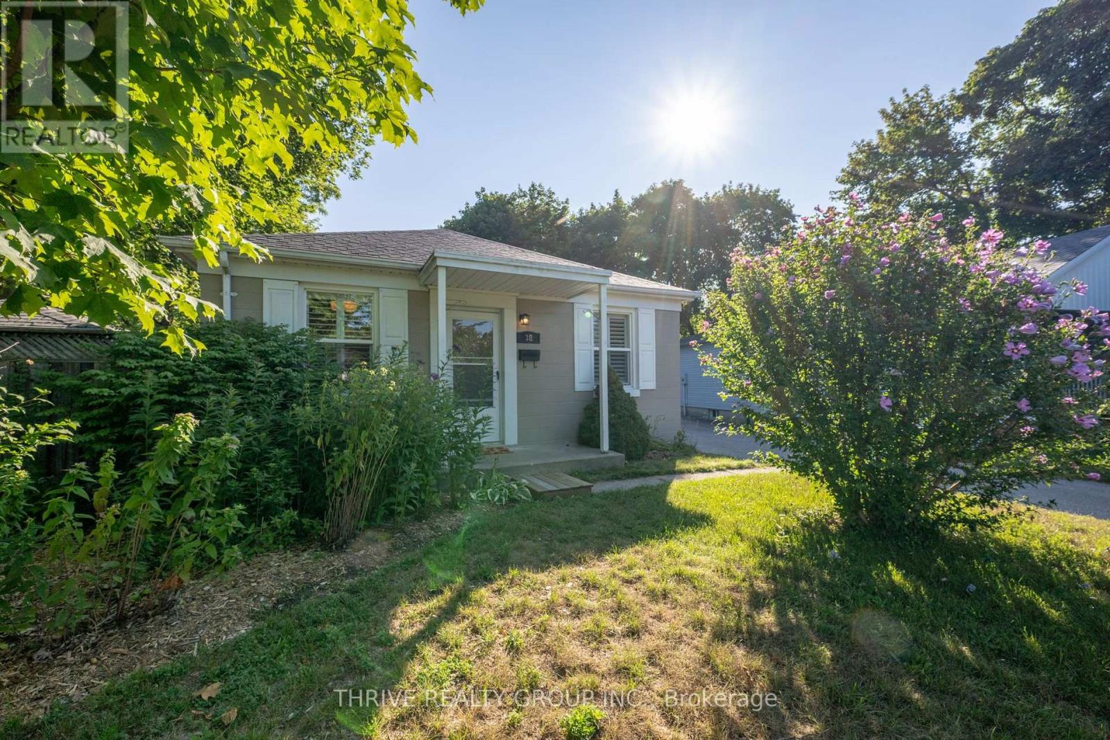 38 BELLWOOD CRESCENT - 2