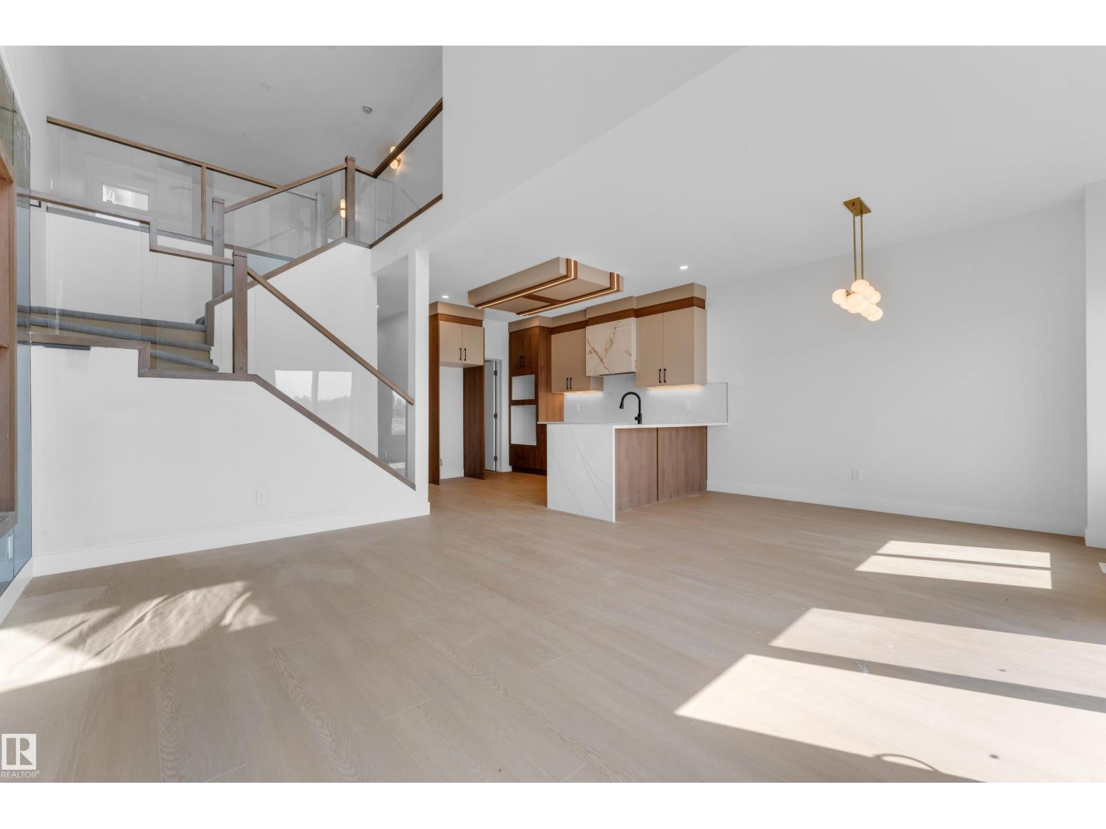 4607 18 AVE SW - 24