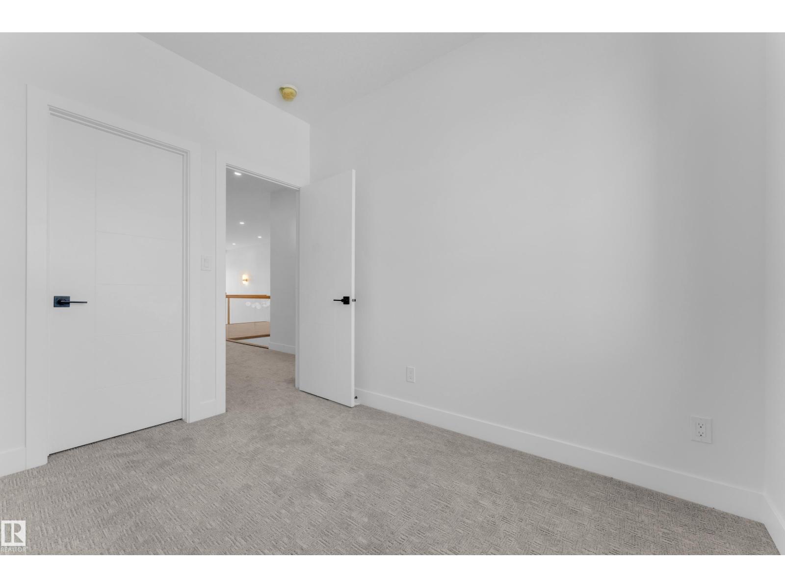 4607 18 AVE SW - Image 36