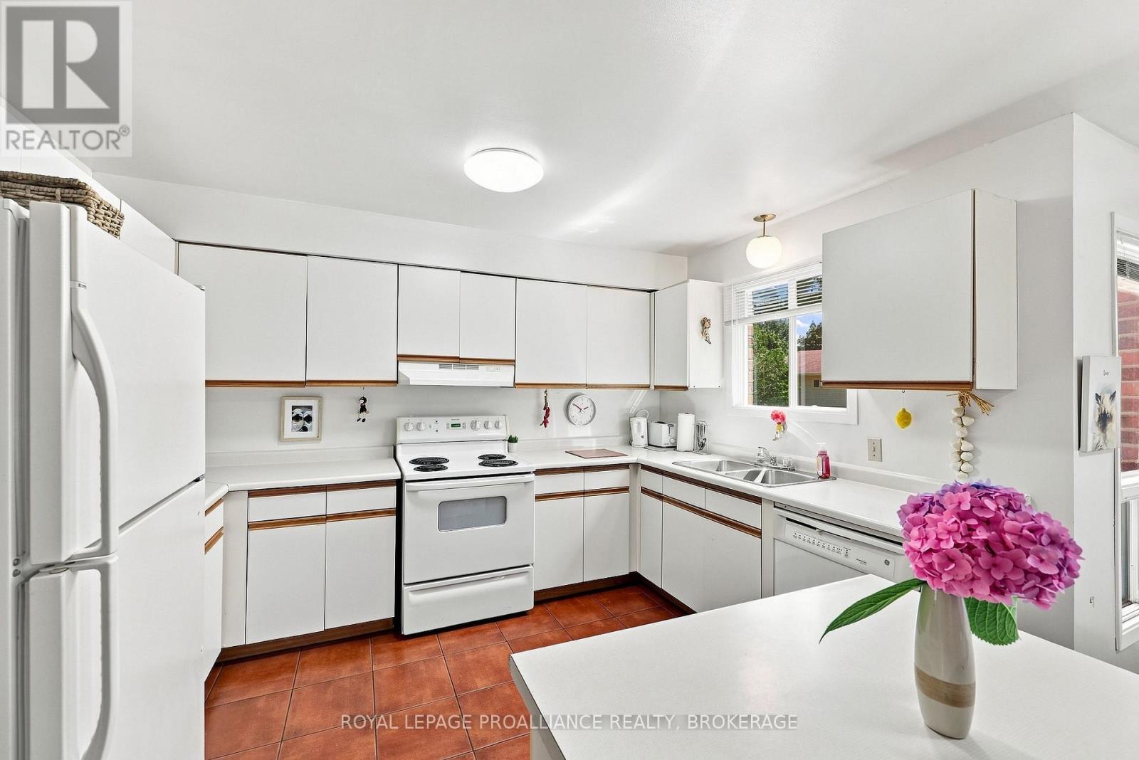 951 NEWCASTLE STREET - Image 19
