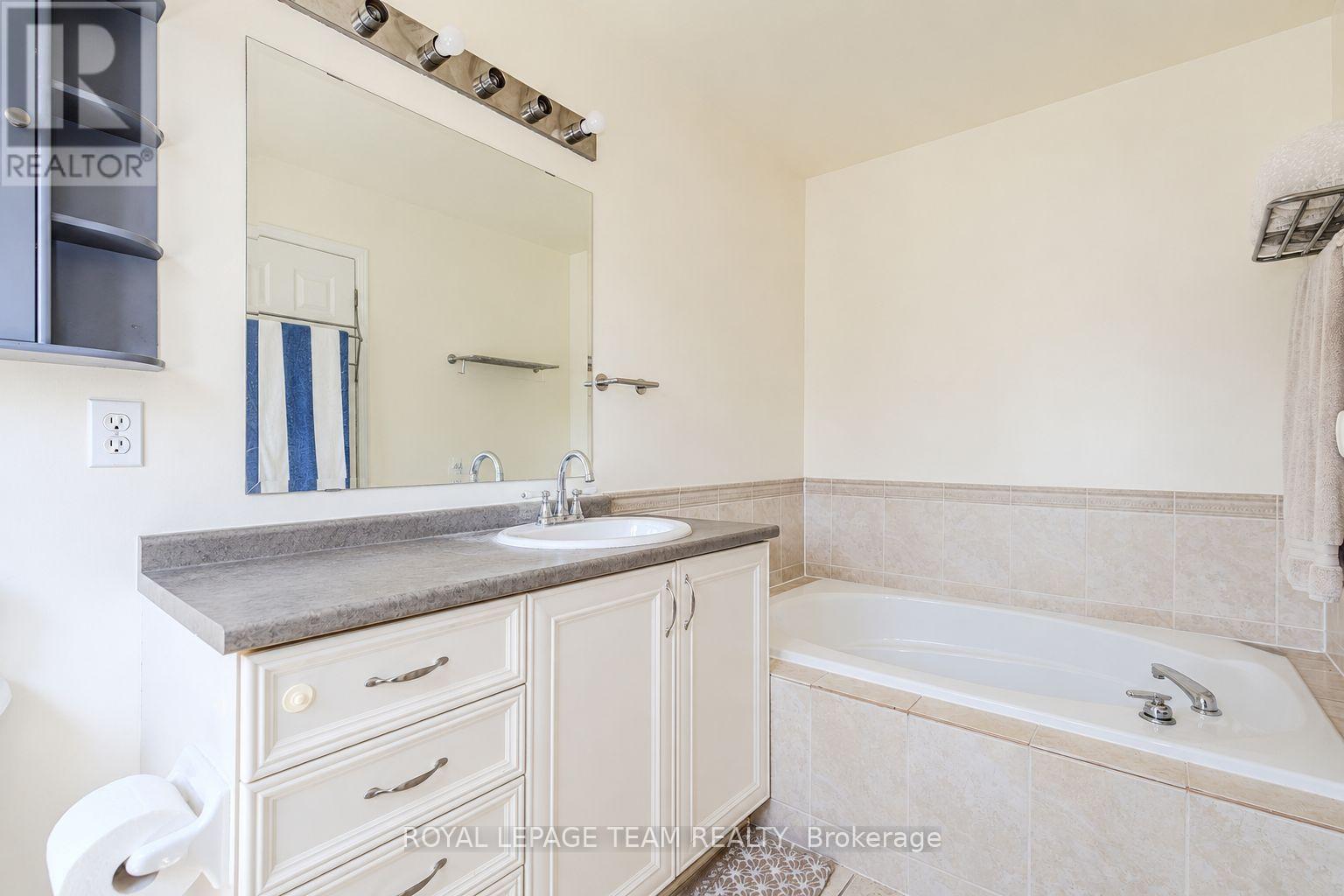 3 Bed, 3 Bath House for Sale in Ottawa – 316 BRYARTON STREET, Ottawa – MLS# X13646112 - Image 17