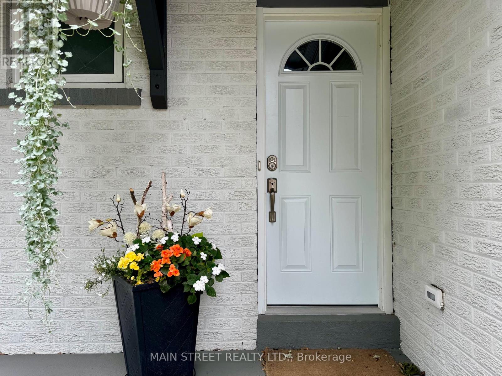 233 THOMS CRESCENT - 4