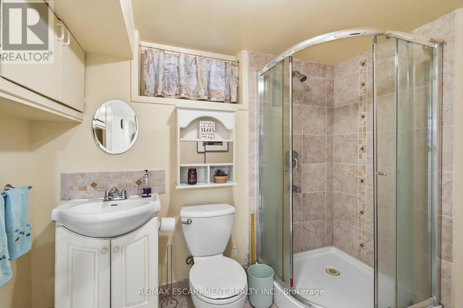 31 VALERIE DRIVE - 33