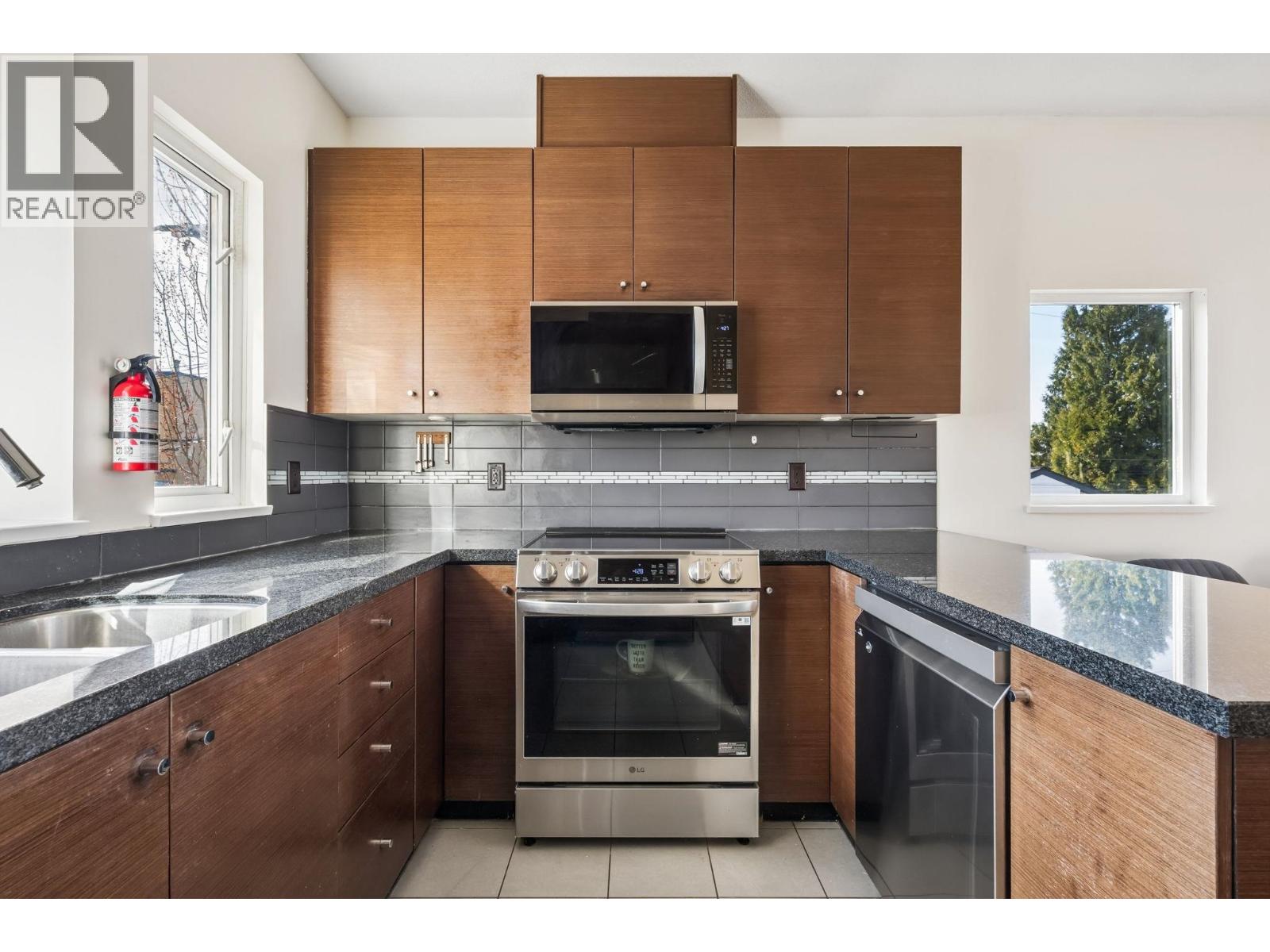 3 Bed, 2 Bath House for Sale in Burnaby – 18 3788 LAUREL STREET, Burnaby – MLS# R3153355 - Image 10