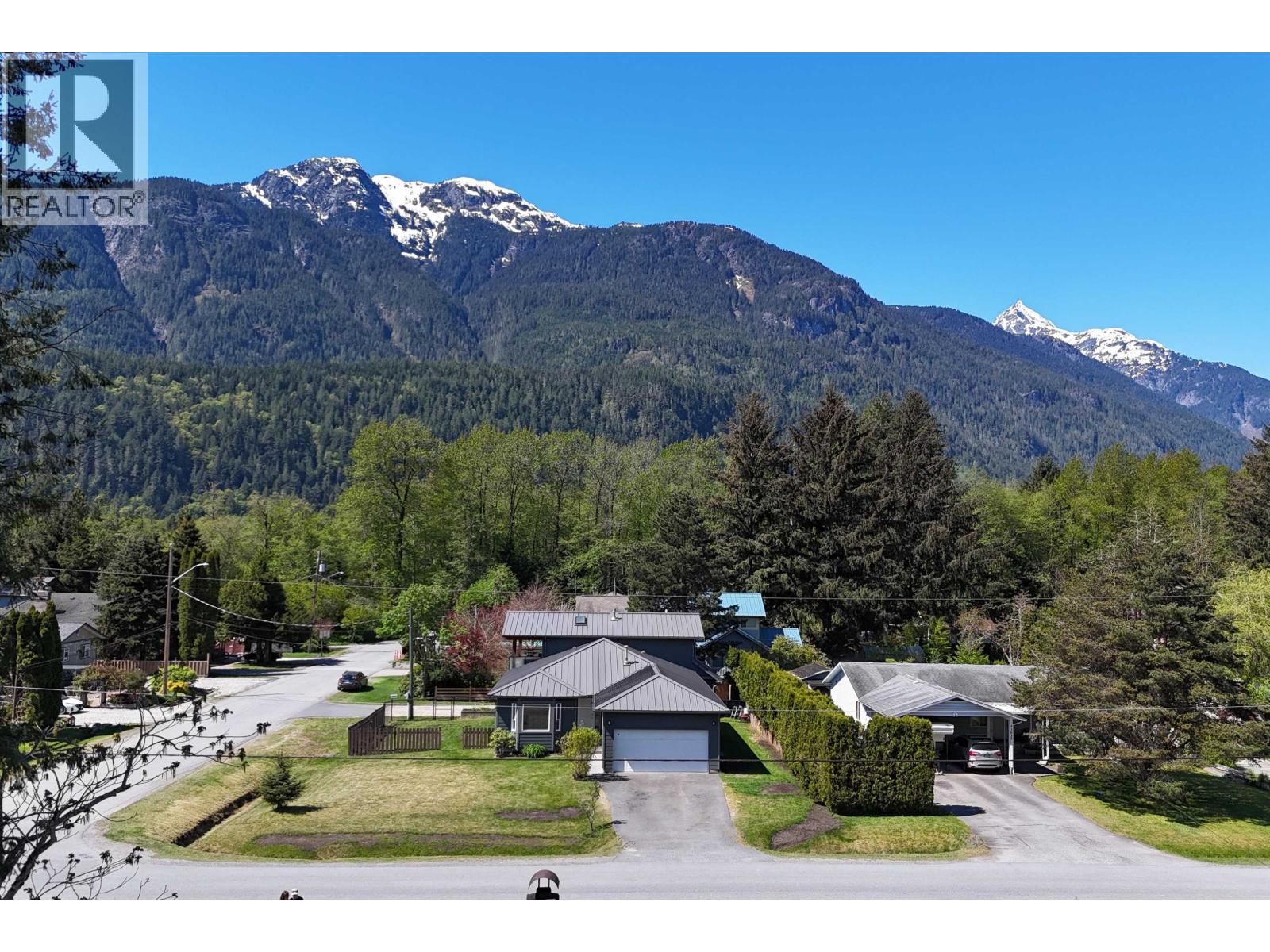 41613 COTTONWOOD ROAD, Squamish — photo 2