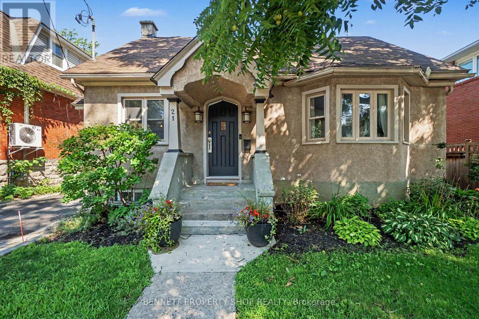 Adorable home 1900sq' of finished space