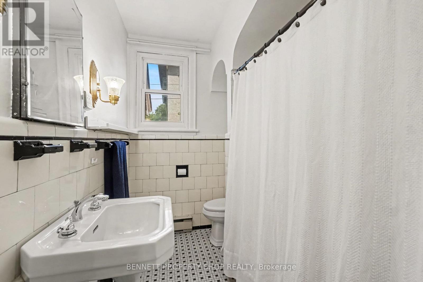 3 Bed, 2 Bath House for Sale in Ottawa – 21 HAZEL STREET, Ottawa – MLS# X13646390 - Image 12