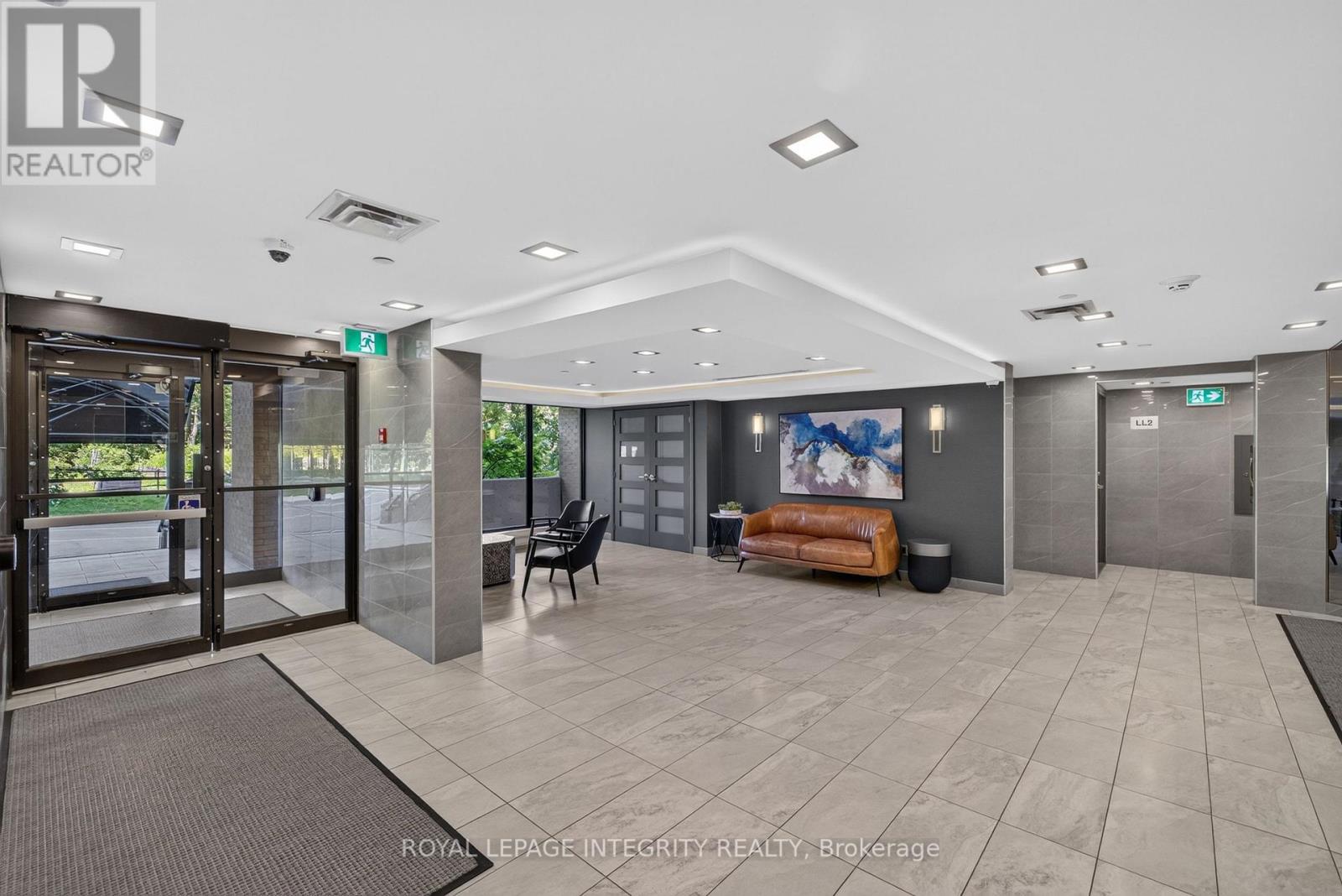 Grand lobby of 556 Laurier!
