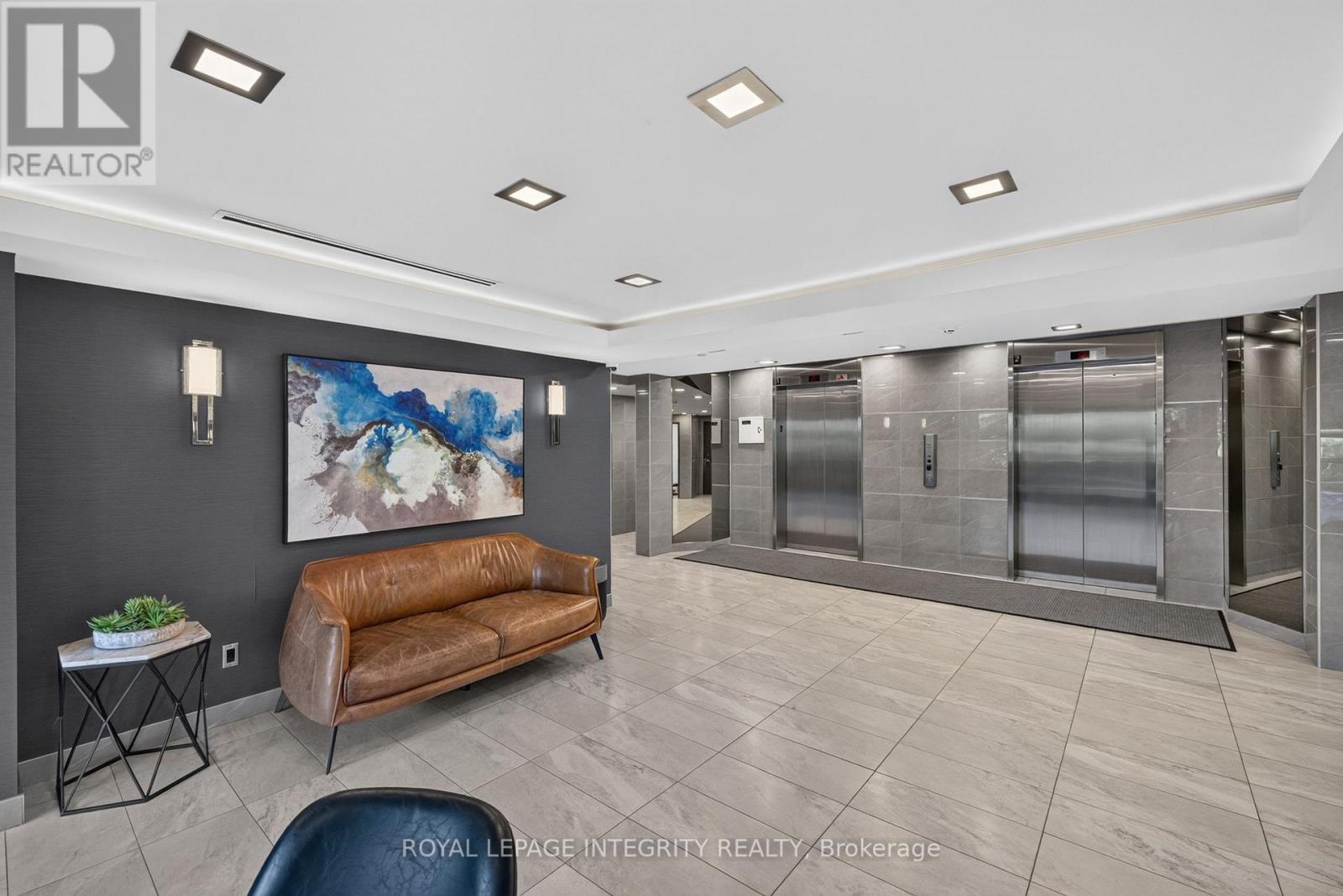 Grand lobby of 556 Laurier.