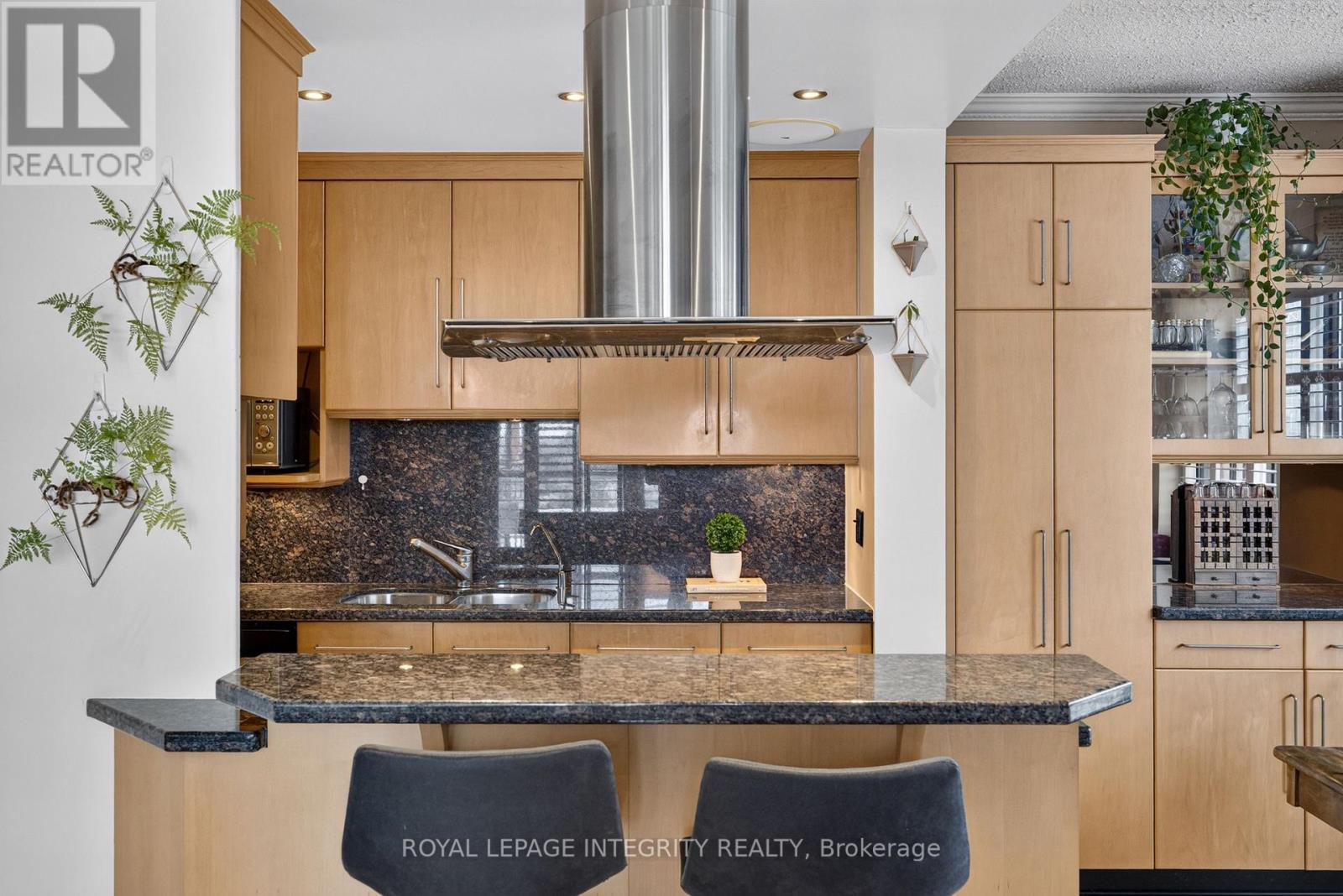 Beautiful kitchen perfect for entertaining.