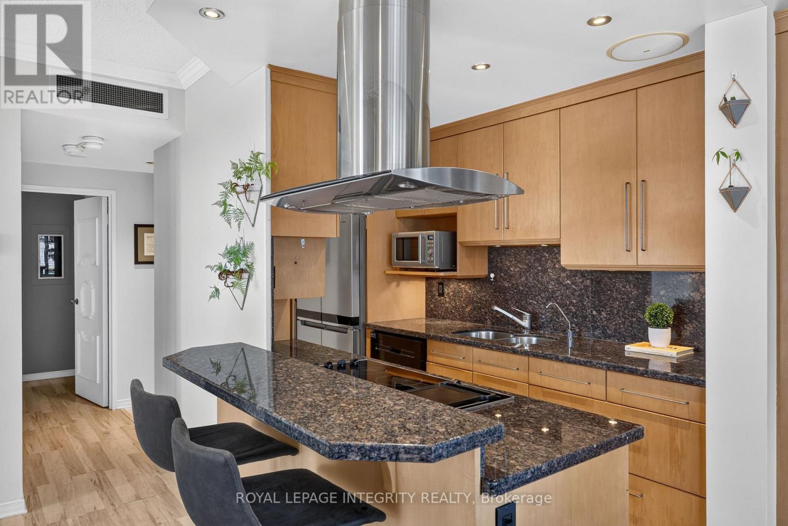 Stainless steel appliances & quartz countertops