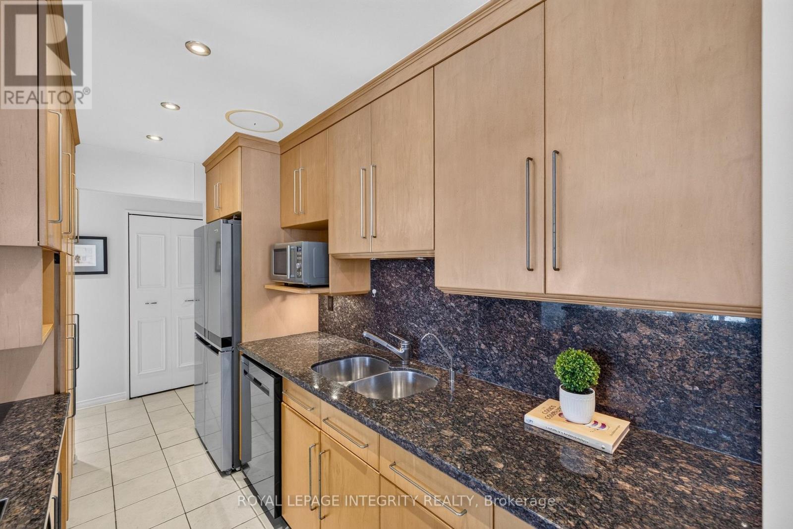 2 Bed, 2 Bath House for Sale in Ottawa – 1606 – 556 LAURIER AVENUE SW, Ottawa – MLS# X13646468 - Image 8