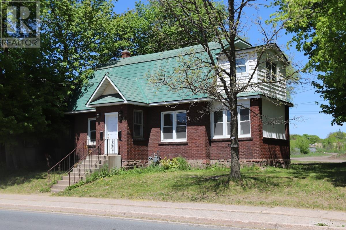 344 Wellington ST E - 1