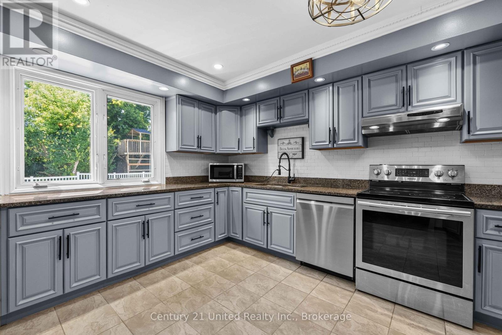 214 HILLVIEW DRIVE - Image 11