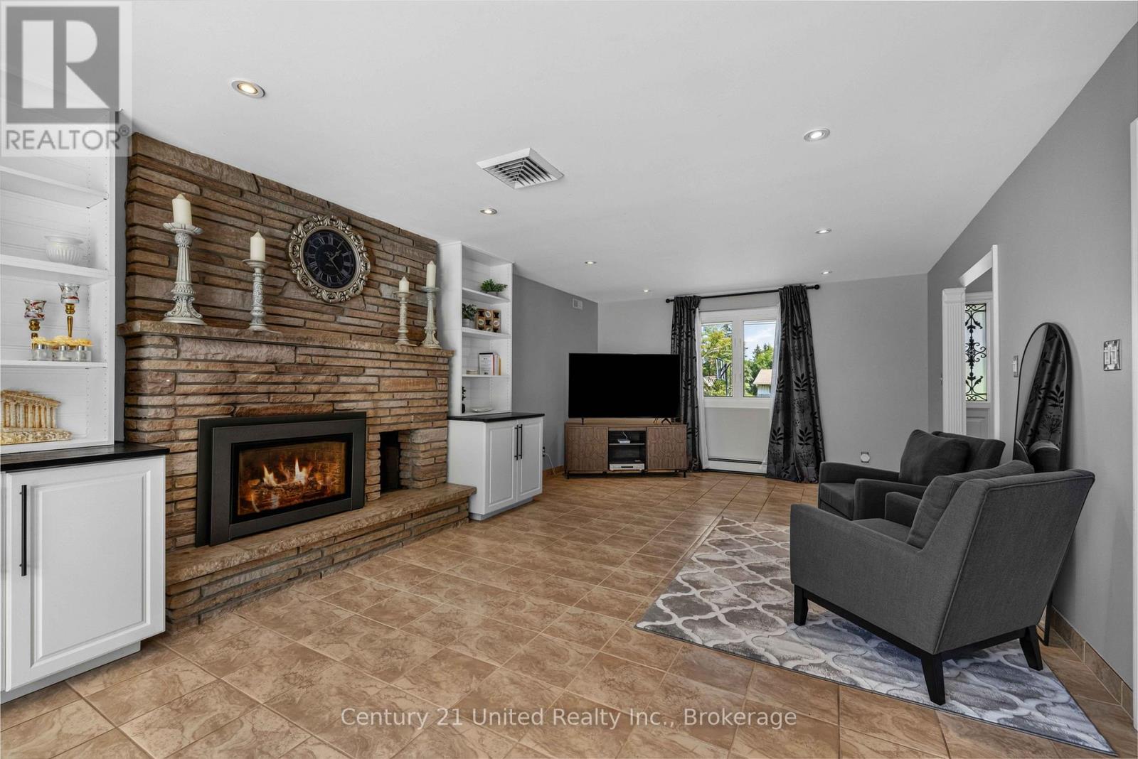 214 HILLVIEW DRIVE - Image 6