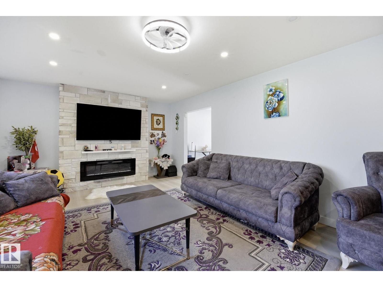 9302 165 ST NW - 7