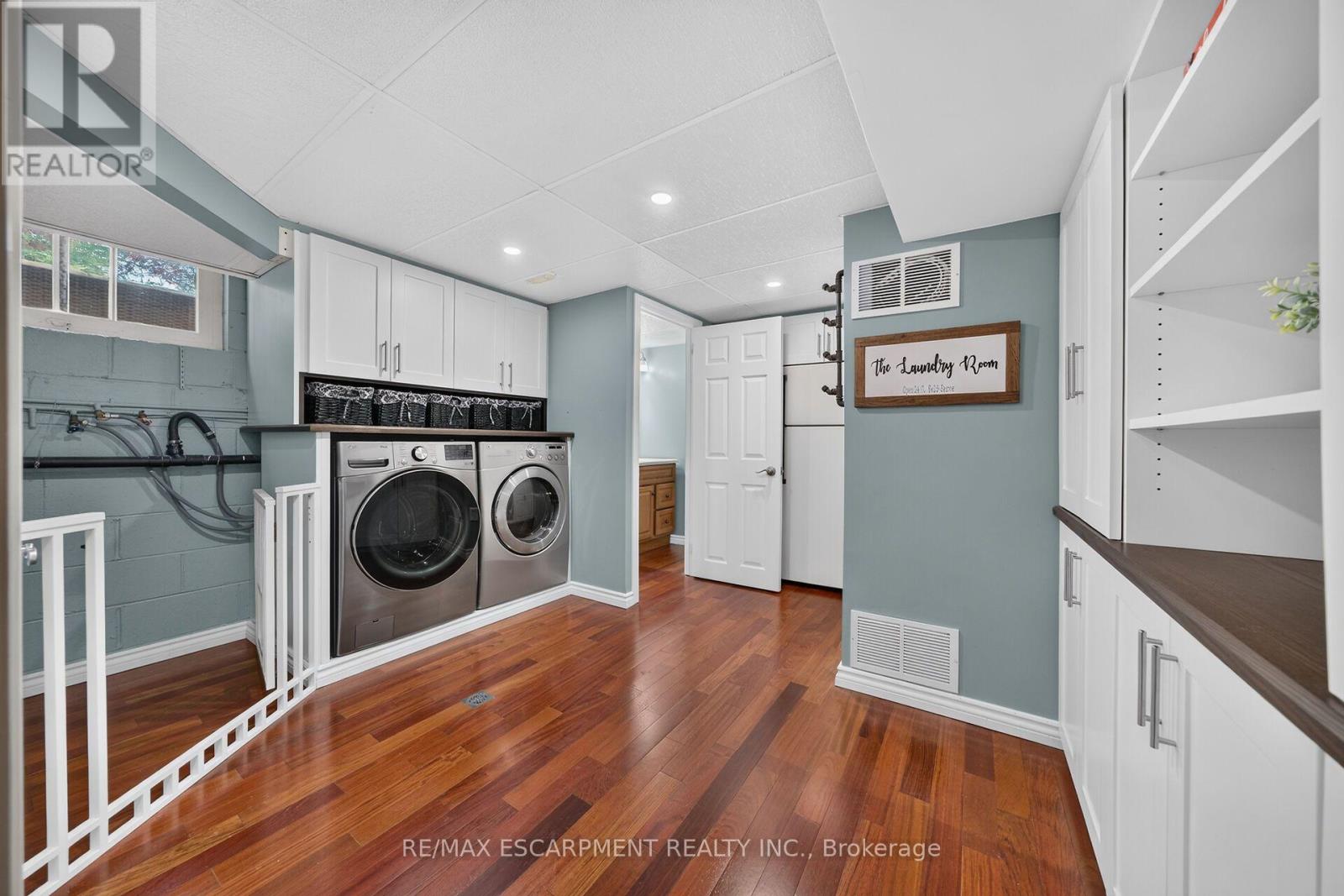 8399 DICKENSON ROAD E - 33