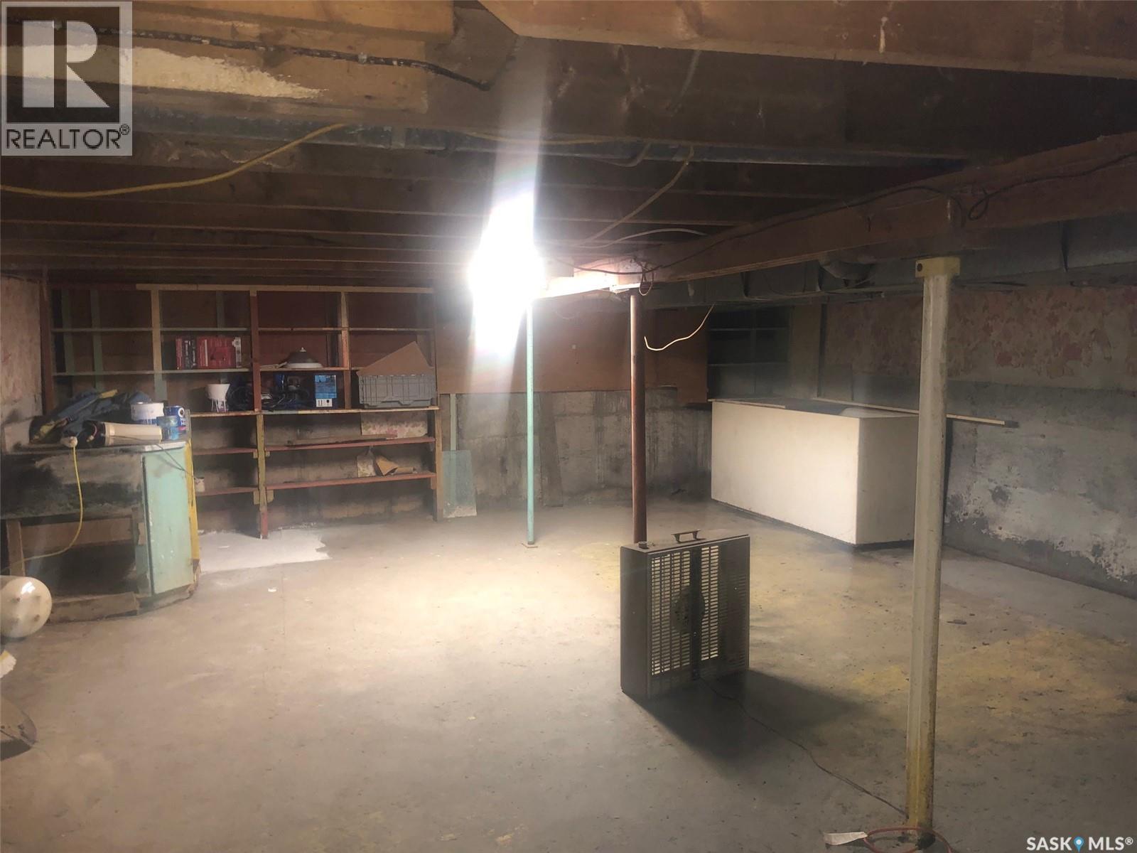 219 3rd AVENUE E - Image 32