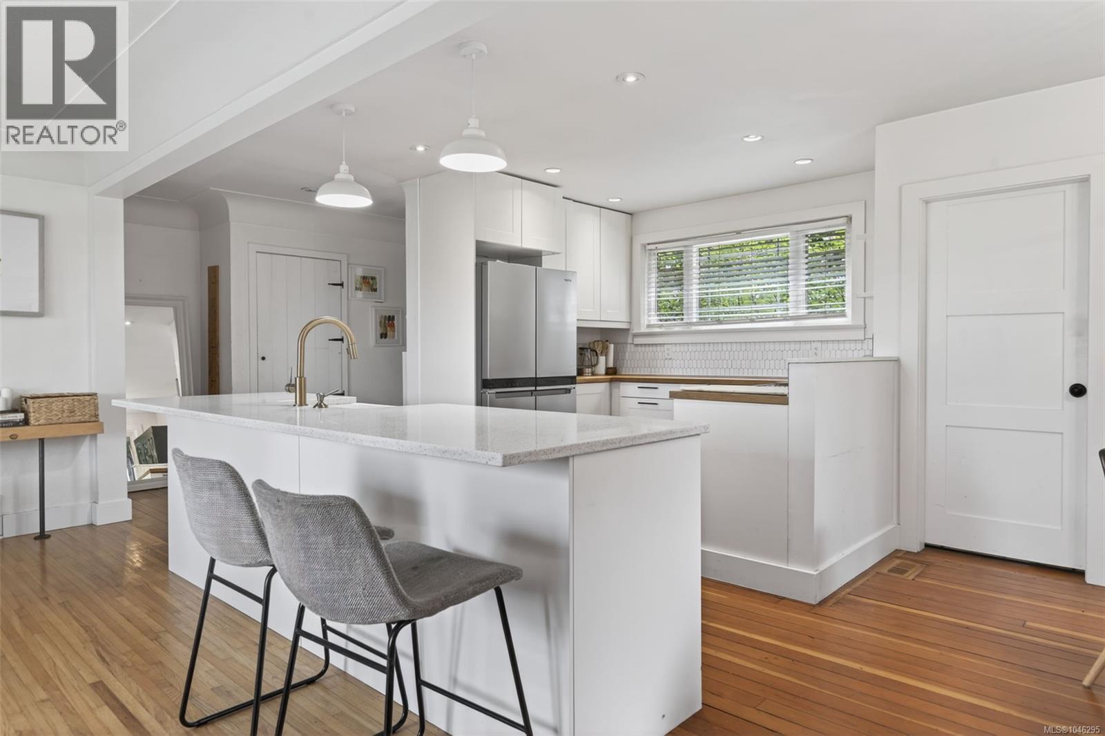  5168 Santa Clara Avenue, Saanich