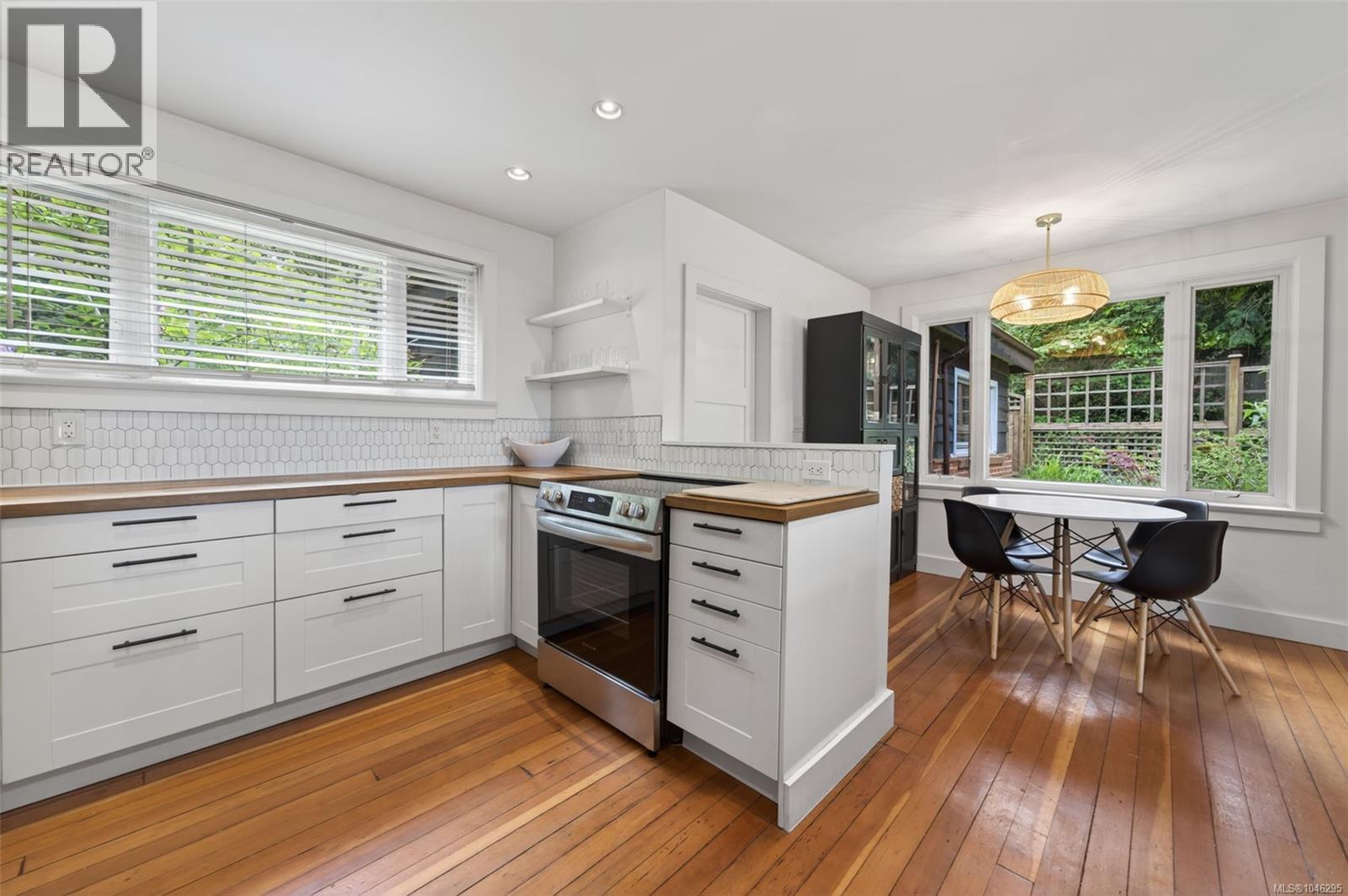  5168 Santa Clara Avenue, Saanich
