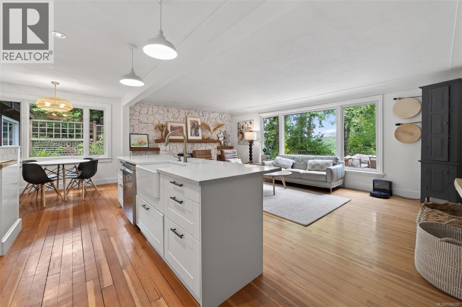  5168 Santa Clara Avenue, Saanich