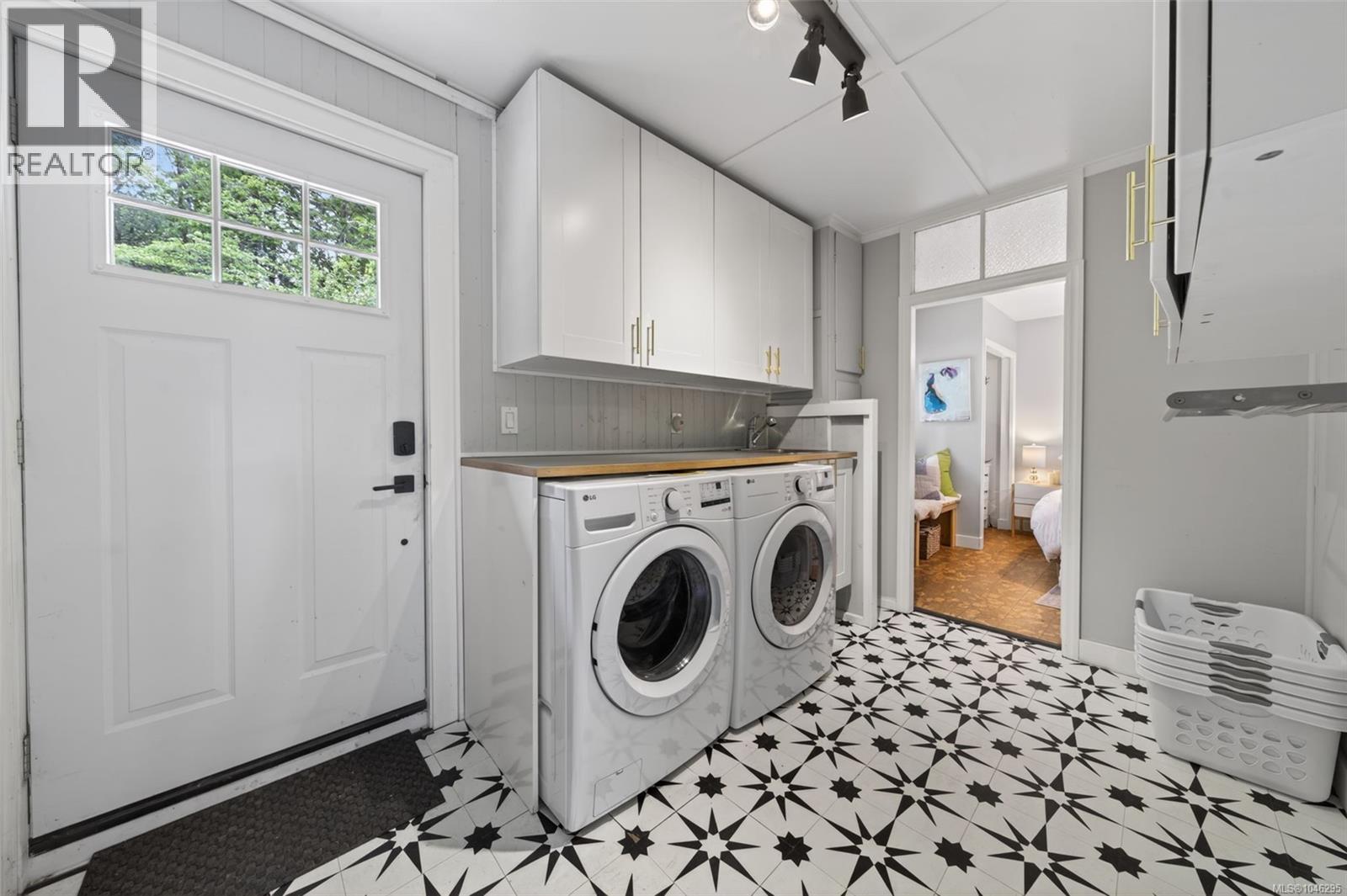  5168 Santa Clara Avenue, Saanich