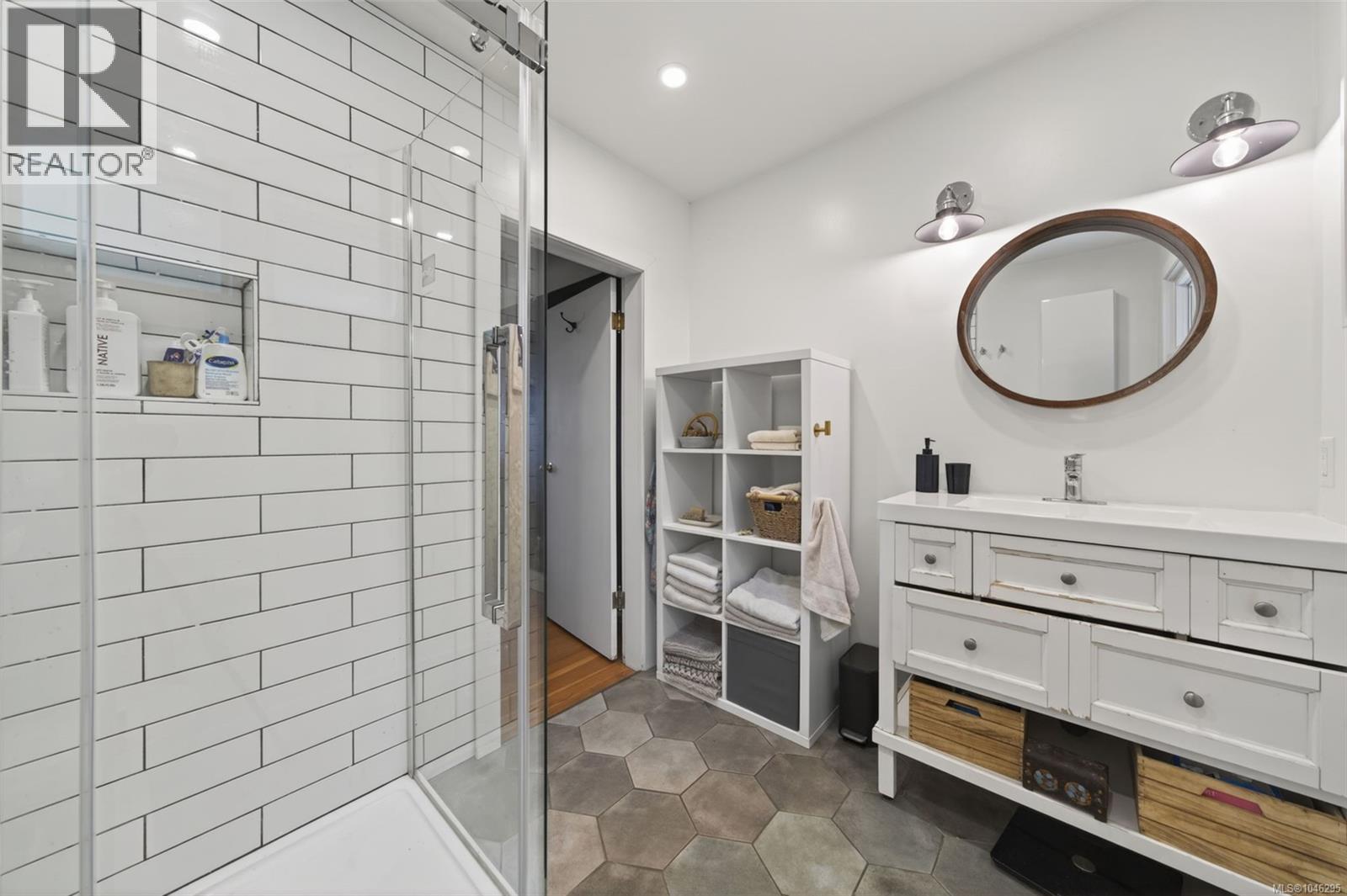  5168 Santa Clara Avenue, Saanich