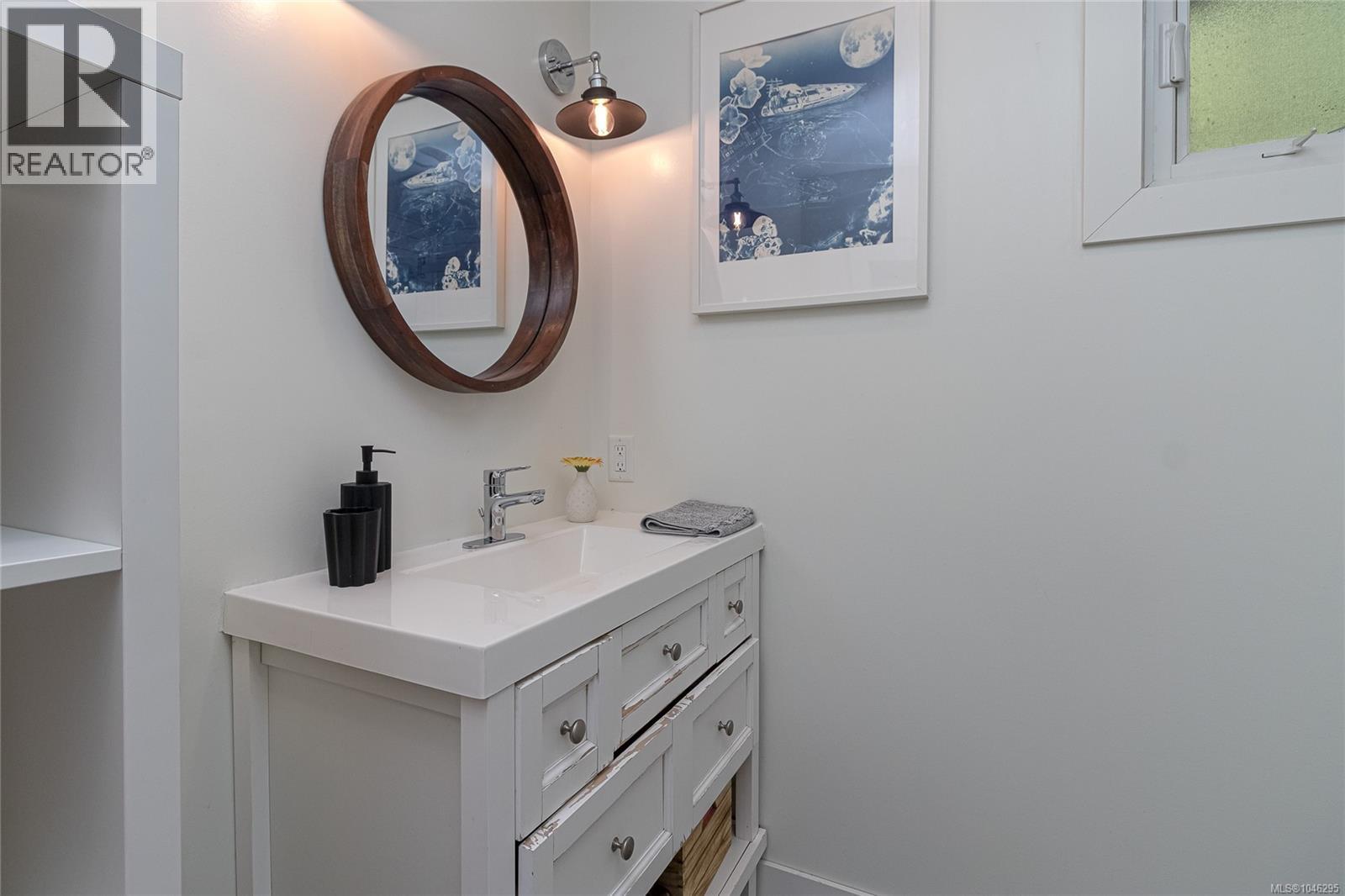  5168 Santa Clara Avenue, Saanich