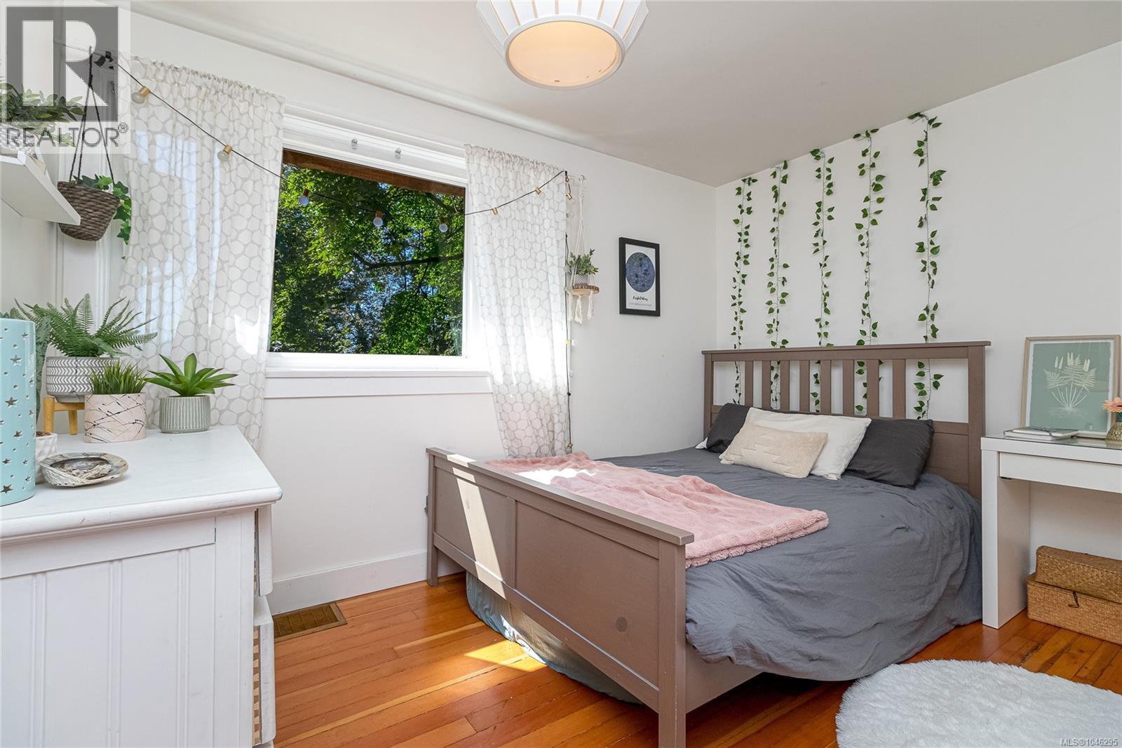  5168 Santa Clara Avenue, Saanich