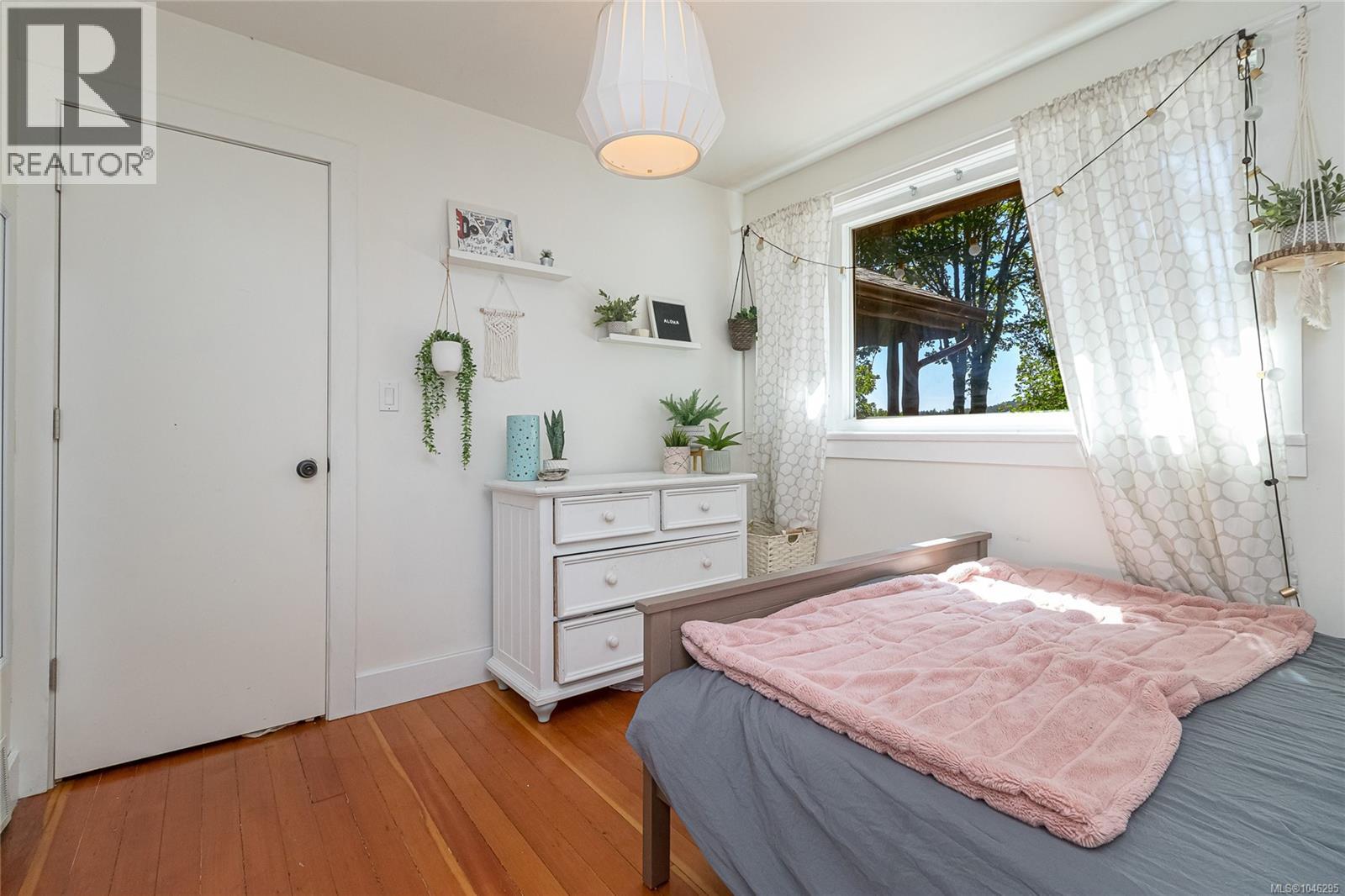  5168 Santa Clara Avenue, Saanich
