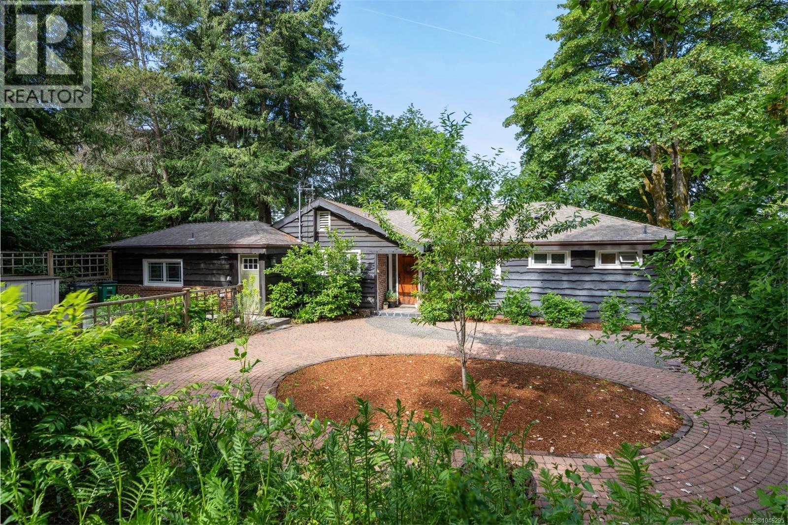  5168 Santa Clara Avenue, Saanich