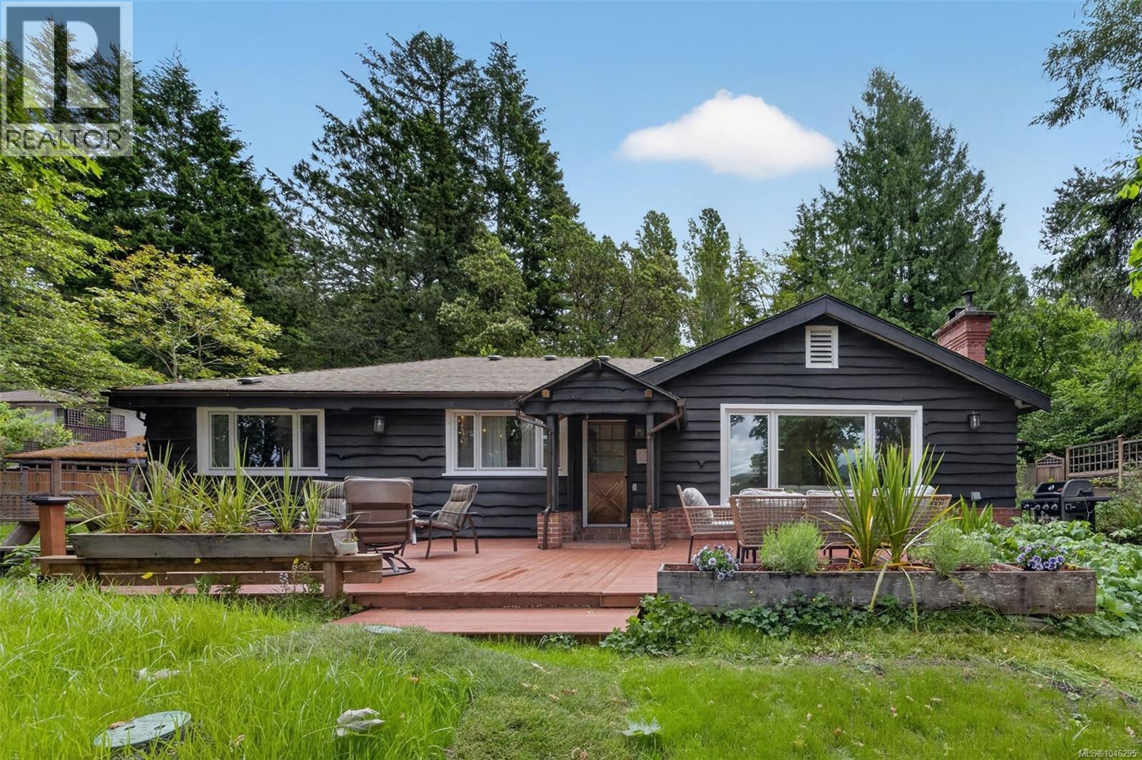  5168 Santa Clara Avenue, Saanich