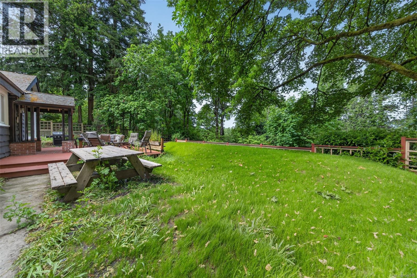  5168 Santa Clara Avenue, Saanich