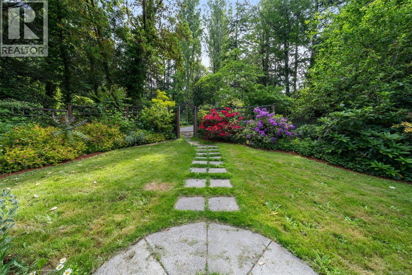  5168 Santa Clara Avenue, Saanich